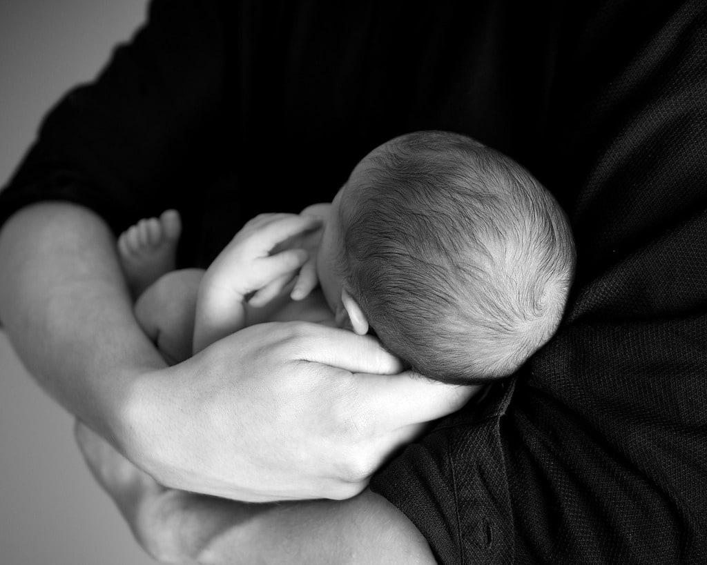 Apaiser les pleurs de bébé grâce à des gestes simples