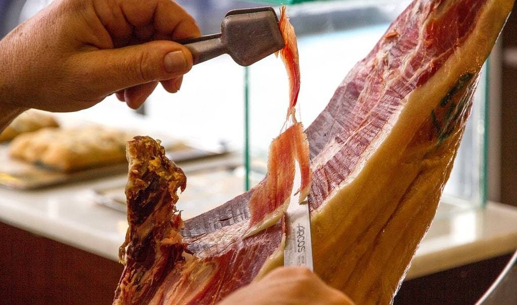 Jambon de Noël à l'ananas pour un repas en famille